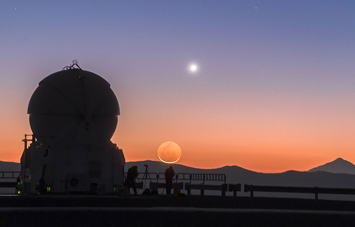 Venus og måneskalk over Paranal